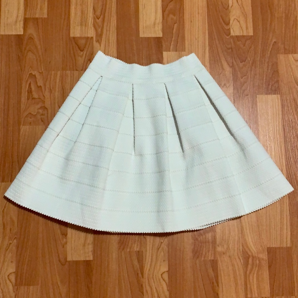 Pleaded White A-line Skirt